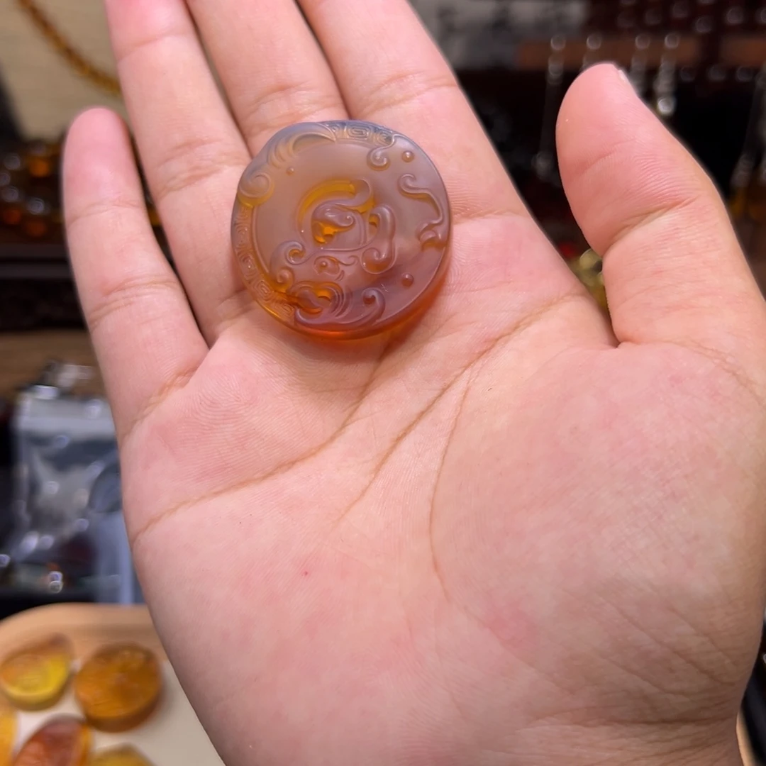 琥珀颈饰未镶嵌仿古龙凤牌