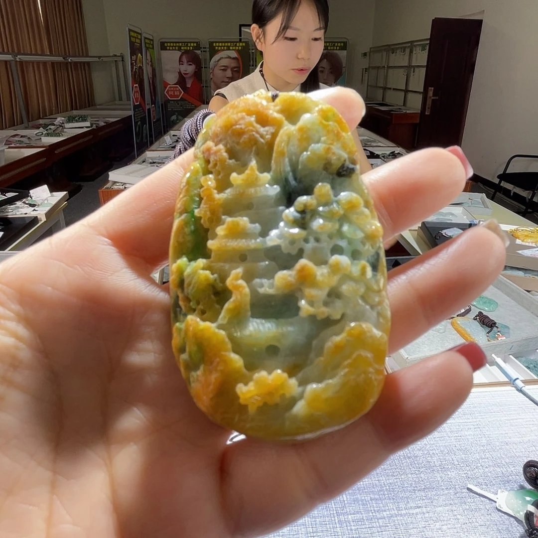 翡翠未镶嵌颈饰一个