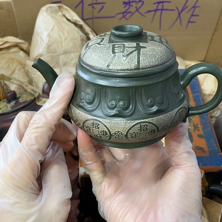 茶壶紫砂原矿泥料手工制作的一把紫砂壶。