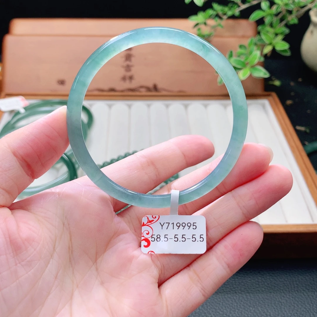 翡翠未镶嵌手镯（圆镯）