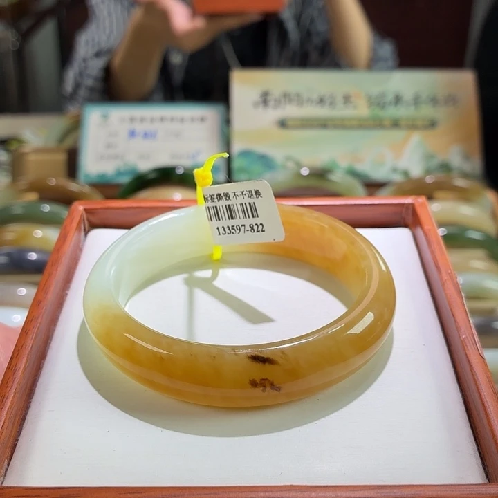 未镶嵌手镯和田玉60。 贵妃 56