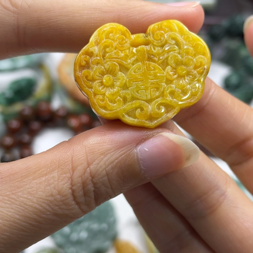 翡翠未镶嵌颈饰牌子