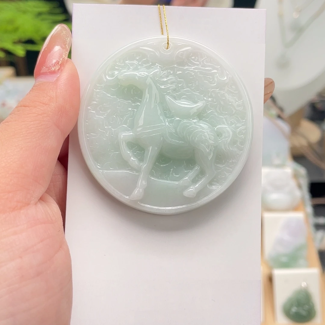 翡翠未镶嵌颈饰马牌