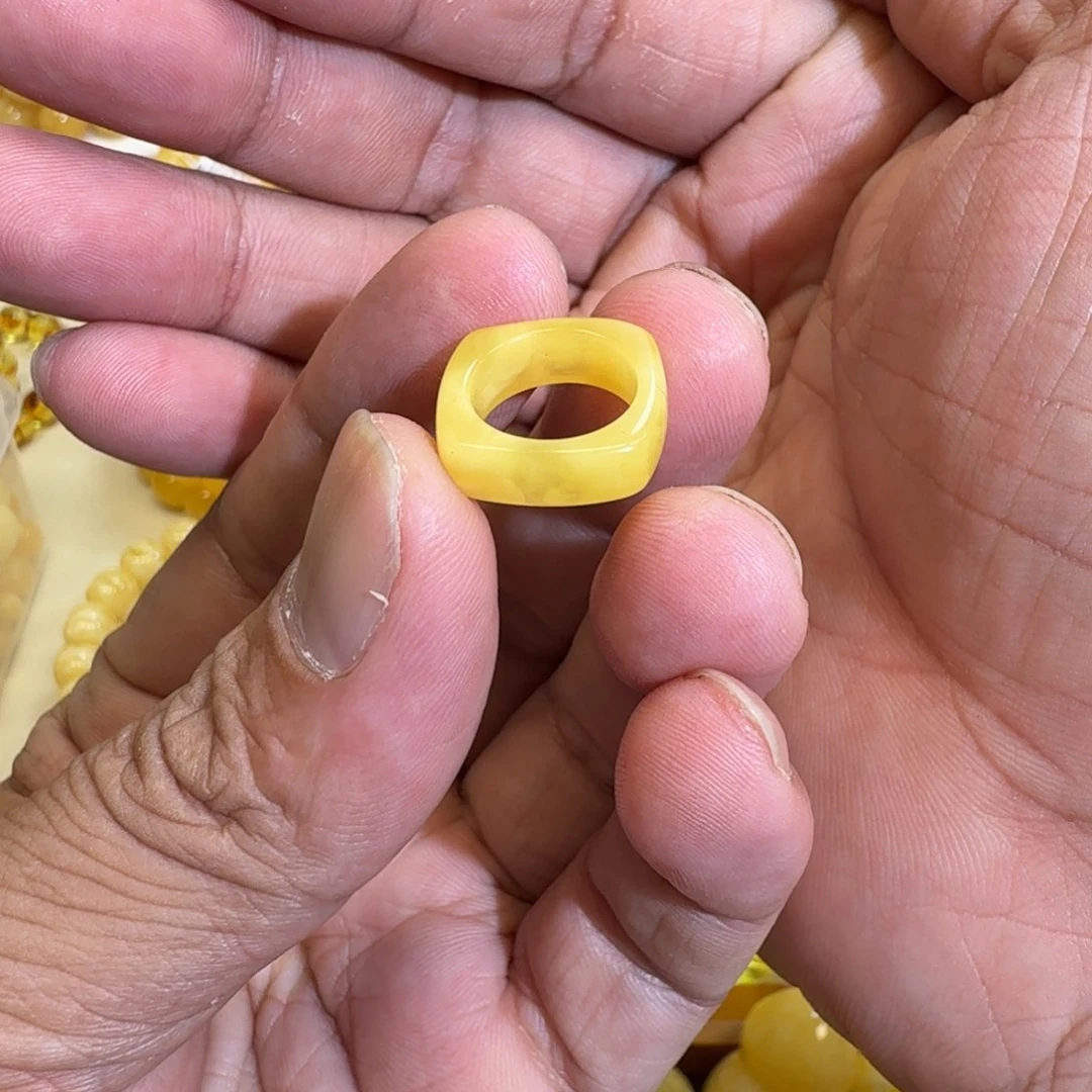 琥珀未镶嵌珠宝奇石鸡油黄跑环内经11.5mm