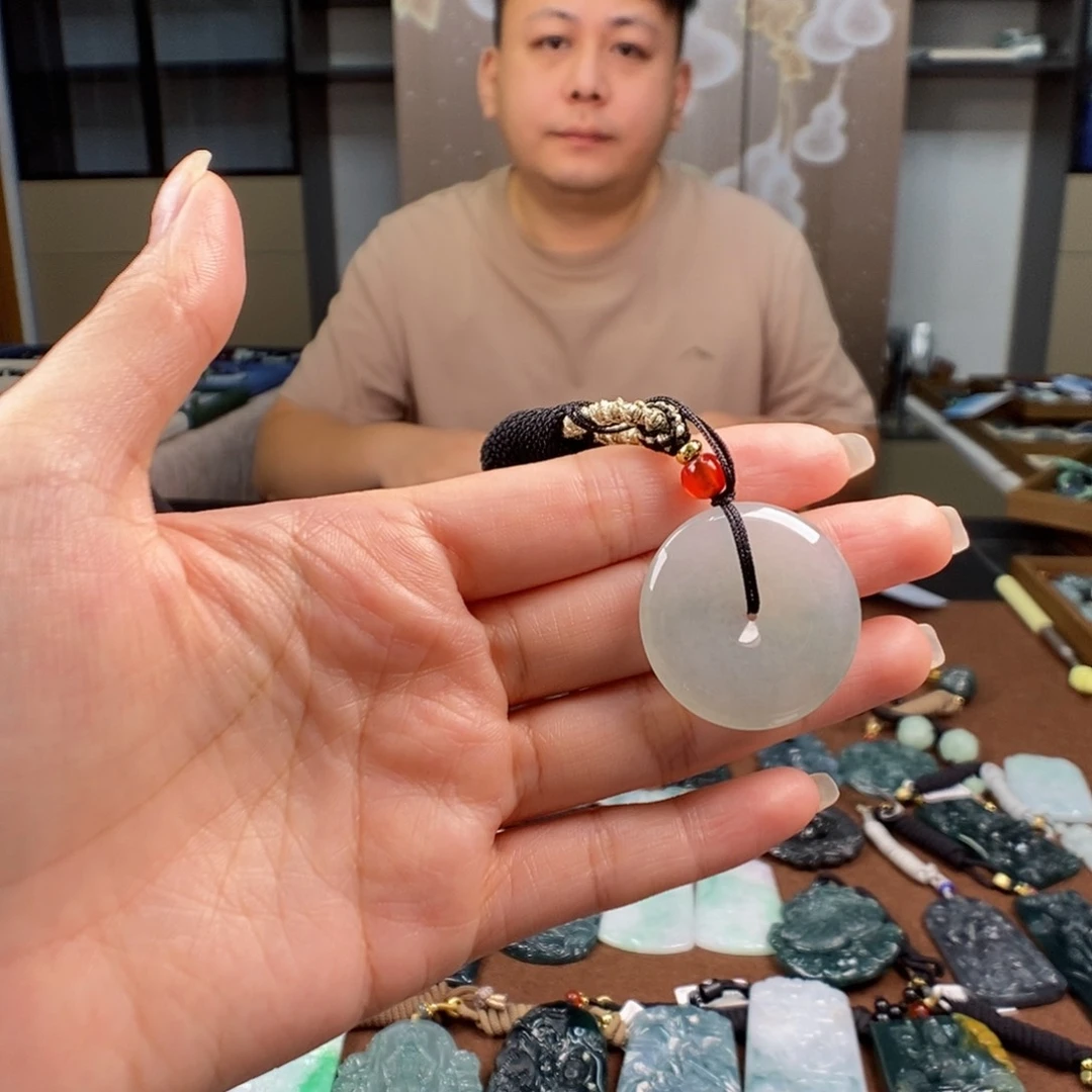 颈饰未镶嵌翡翠?**。一