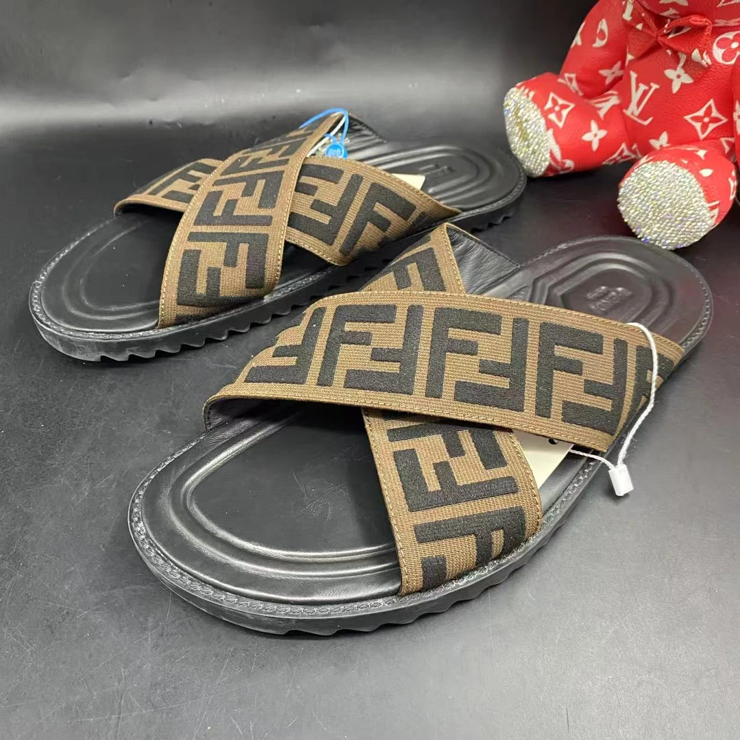 95新 FENDI/芬迪 黑棕老花交叉时尚舒适拖鞋40欧码ddm2268