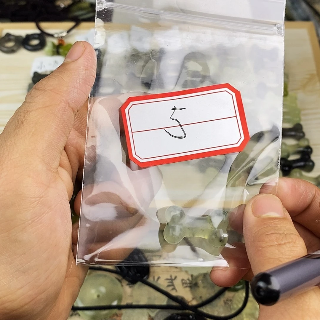 蛇纹石玉颈饰未镶嵌