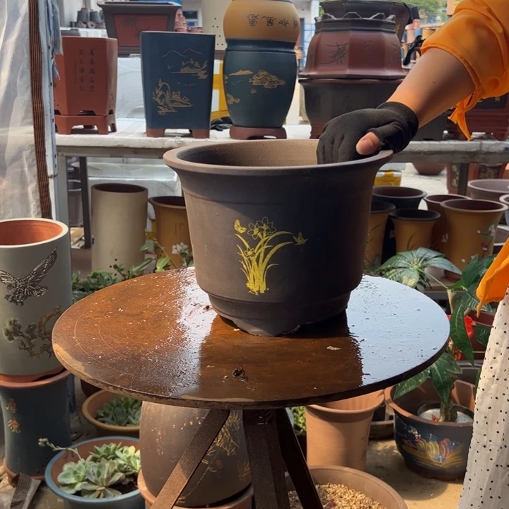 宜兴紫砂印金金钟大