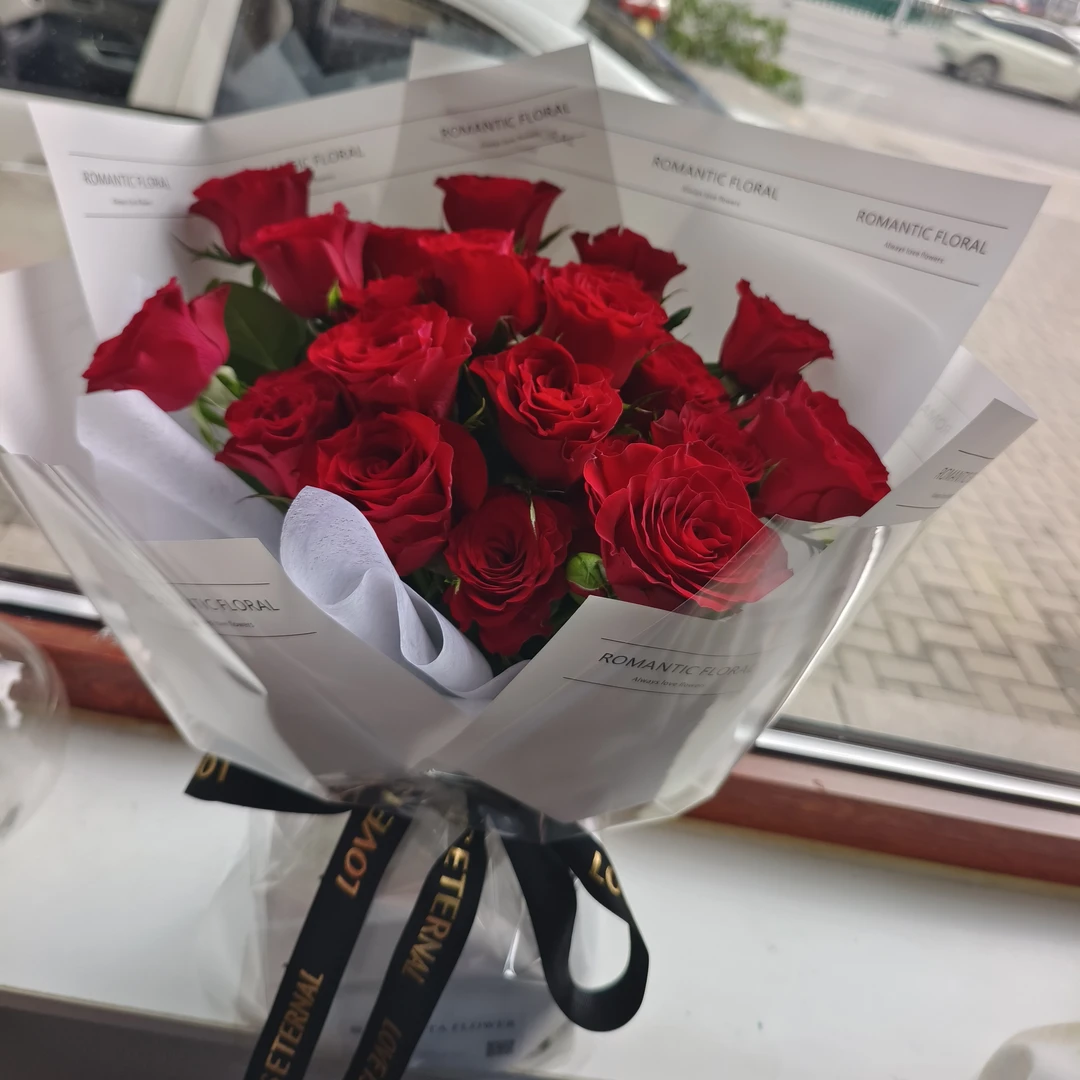 19枝红玫瑰手扎花束