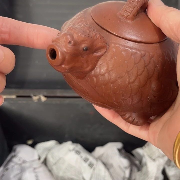 茶壶紫泥原矿泥料手工制作的一把紫砂壶。