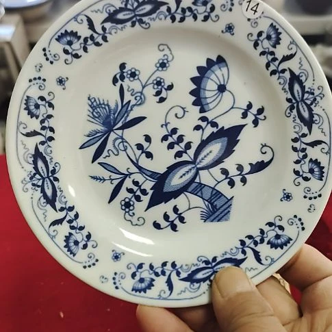 瓷片瓷片，各种摆件，均有瑕疵。沙锅！
