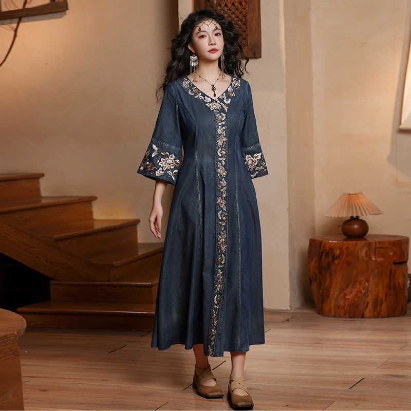 【可可原创】V领刺绣连衣裙2025春季新款修身显瘦牛仔长裙A82735