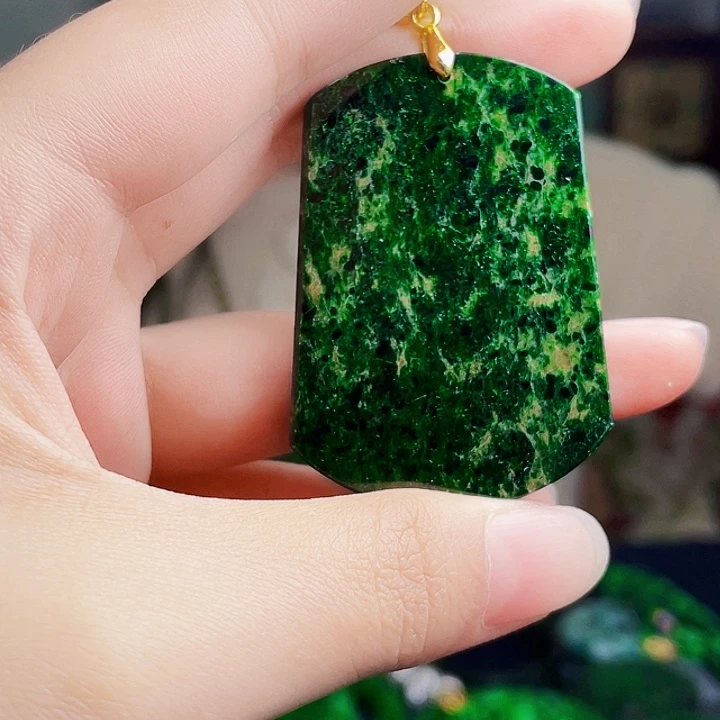 翡翠未镶嵌颈饰多样性