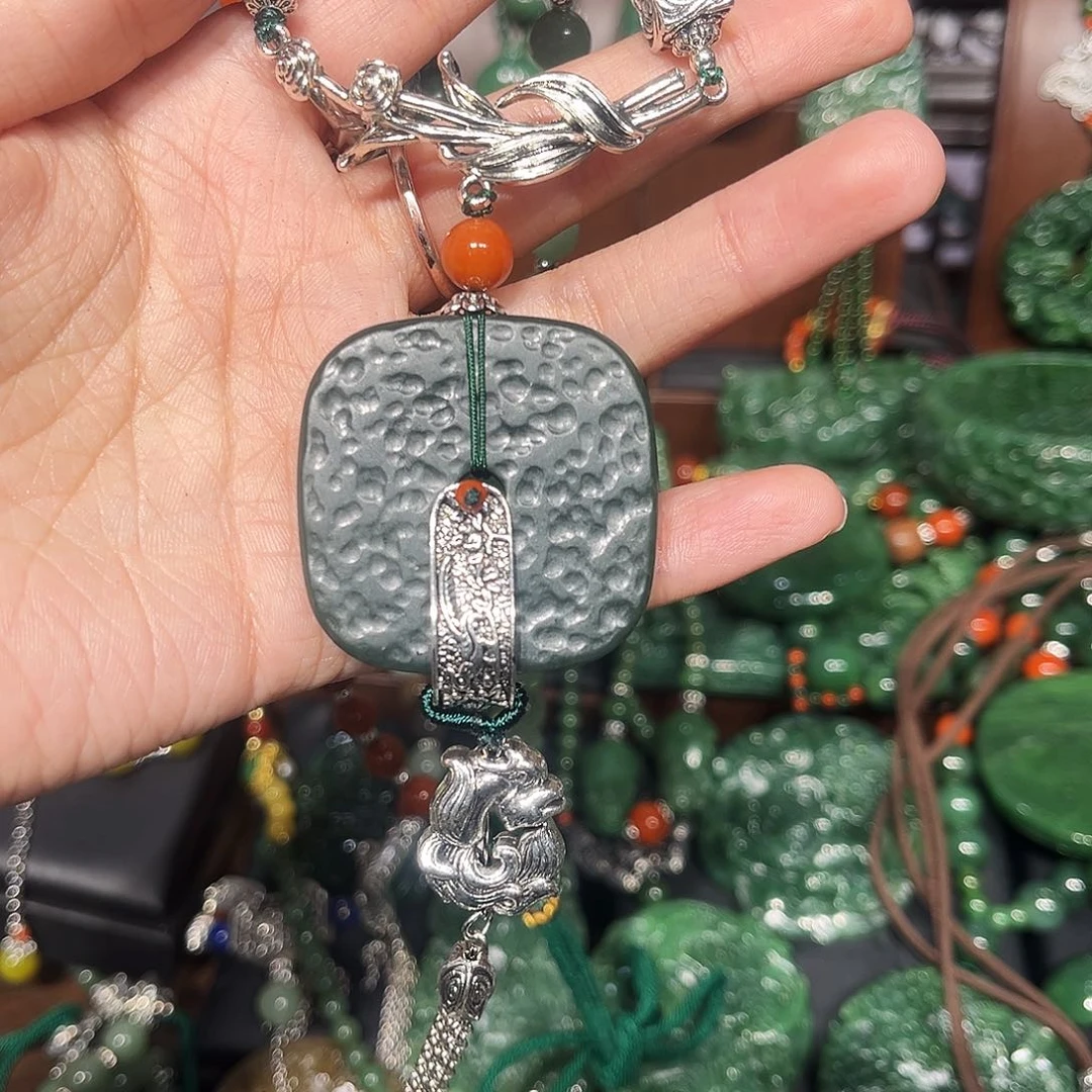 颈饰未镶嵌和田玉（糖玉）