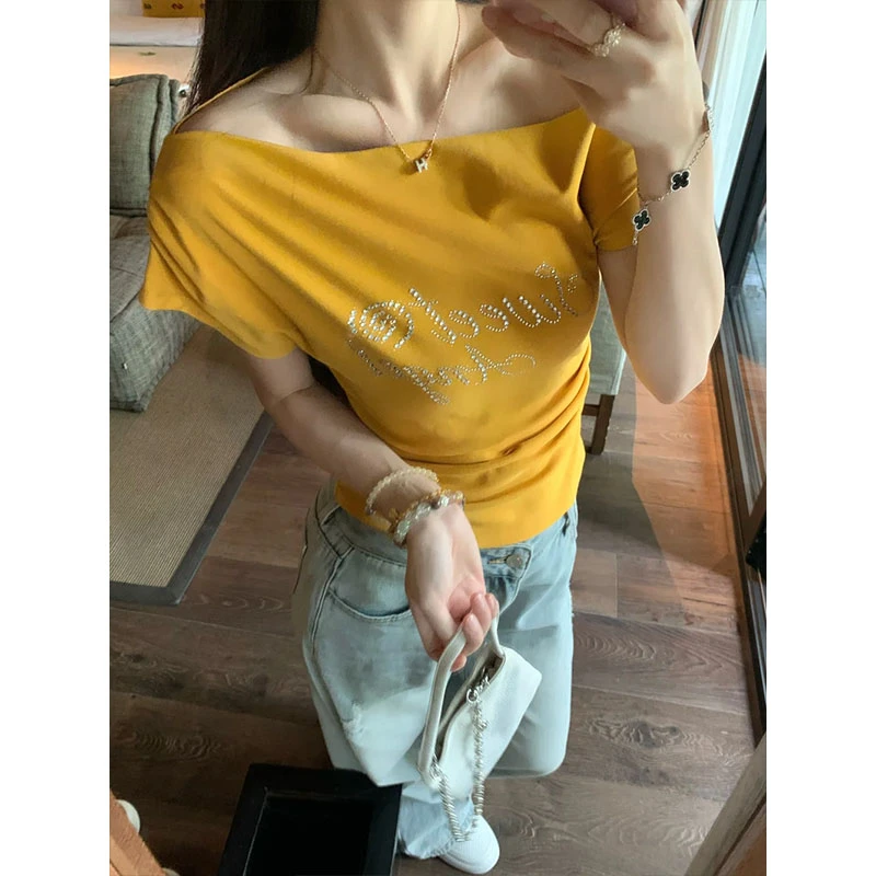黄色烫钻字母扭结斜肩短袖t恤女夏季修身显瘦甜辣妹别致露肩上衣