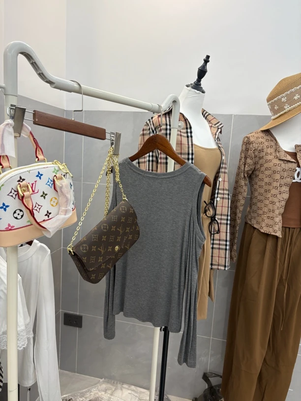 实体店圆领极简风长袖常规款修身型T恤经典漏肩上衣（不退！）