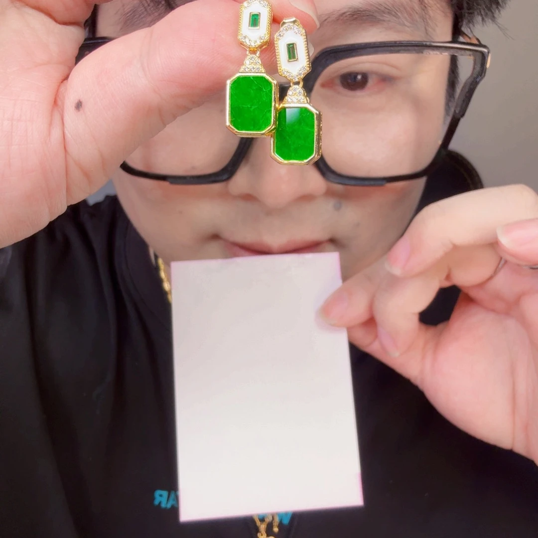 翡翠未镶嵌颈饰一对