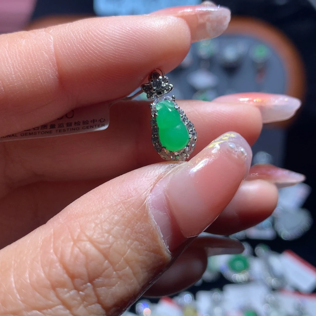 翡翠颈饰银S925镶嵌天然翡翠A货缅料高冰阳绿葫芦吊坠