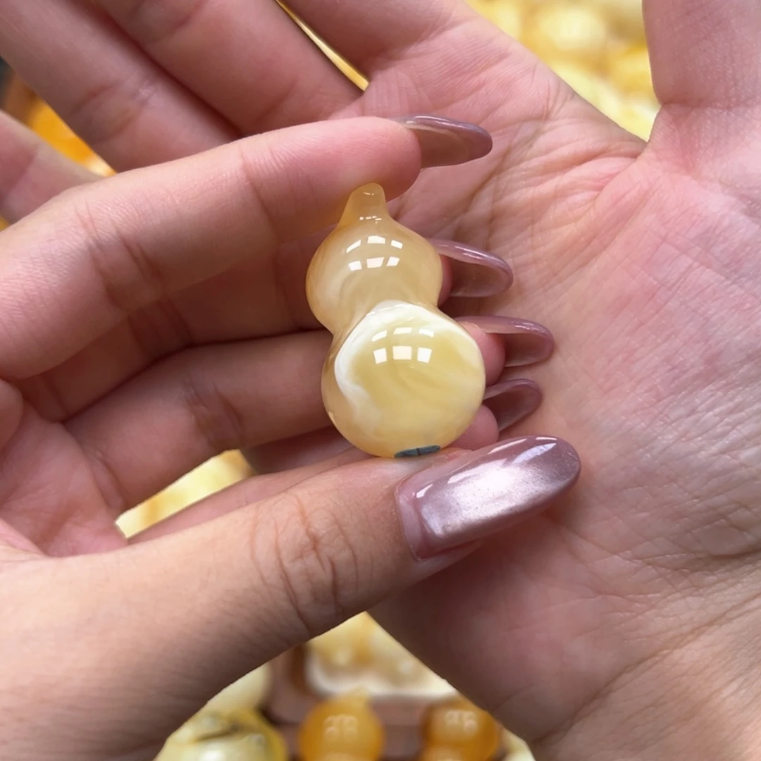 小***，琥珀未镶嵌颈饰蜜蜡