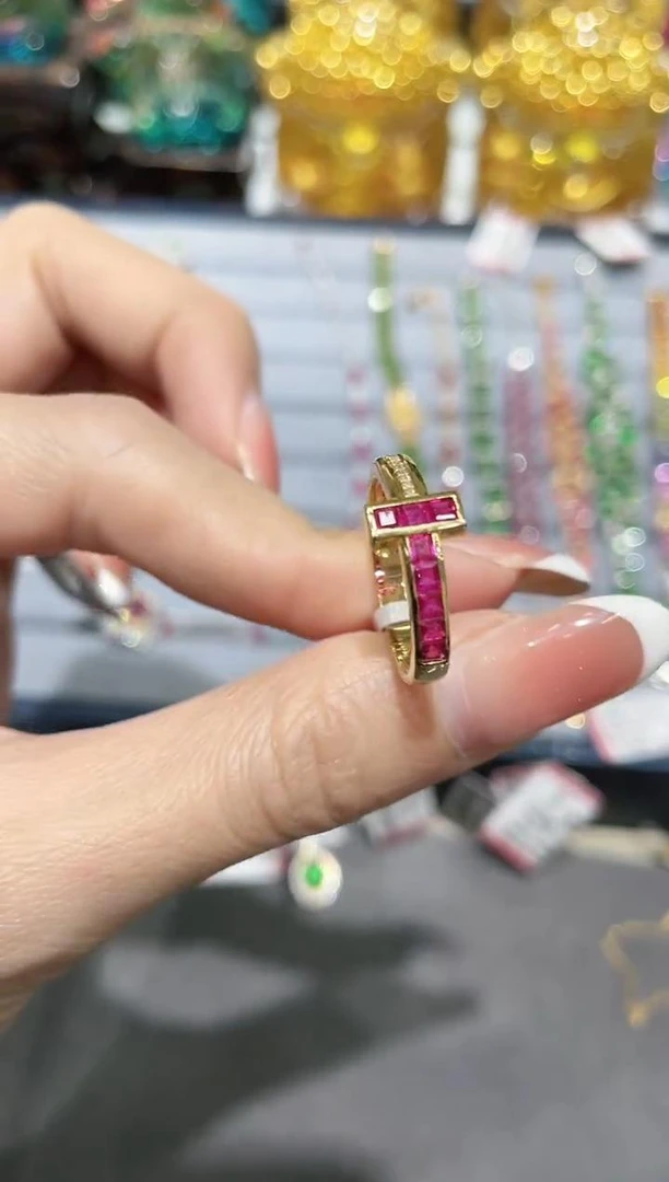 18K金镶嵌天然红宝石戒指钉子款