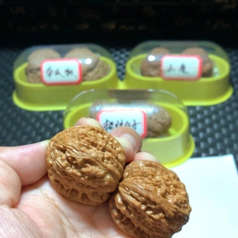 文玩核桃吊坠三角白
