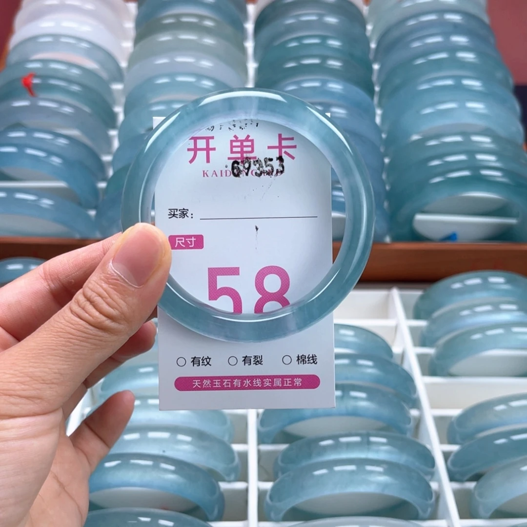 武***王未镶嵌手镯石英质玉