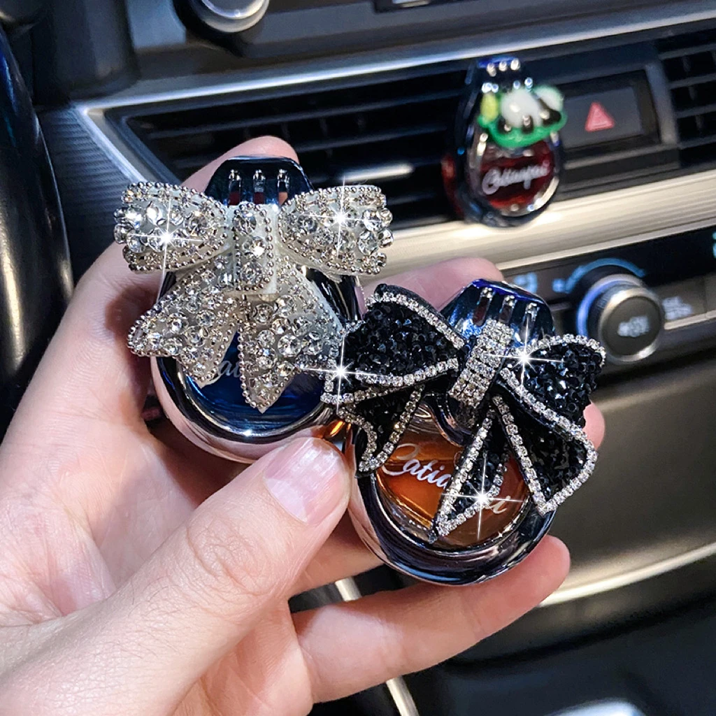 车载香薰装饰网红可爱蝴蝶结空调出风口香水摆件镶钻女士车用品
