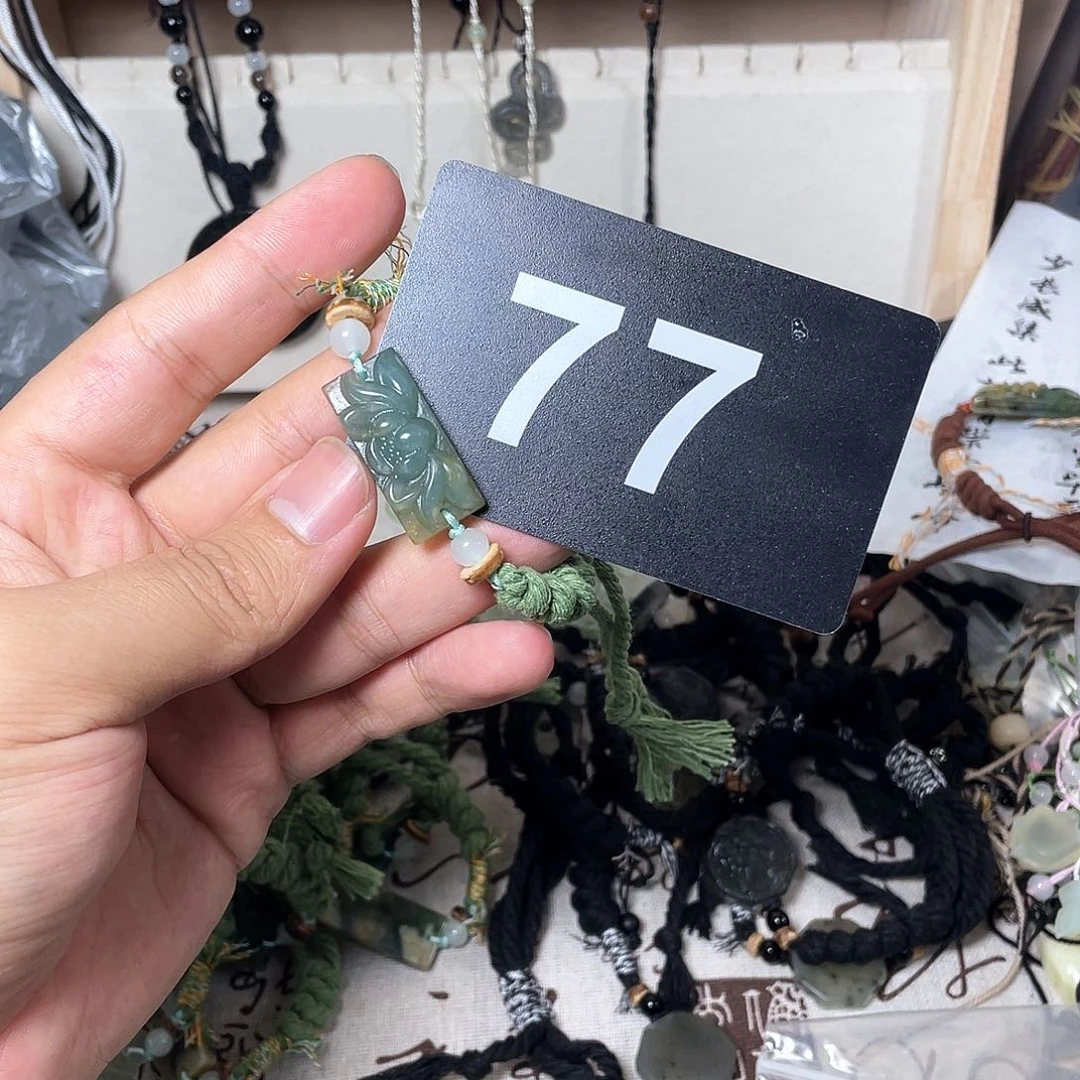 蛇纹石玉颈饰合金