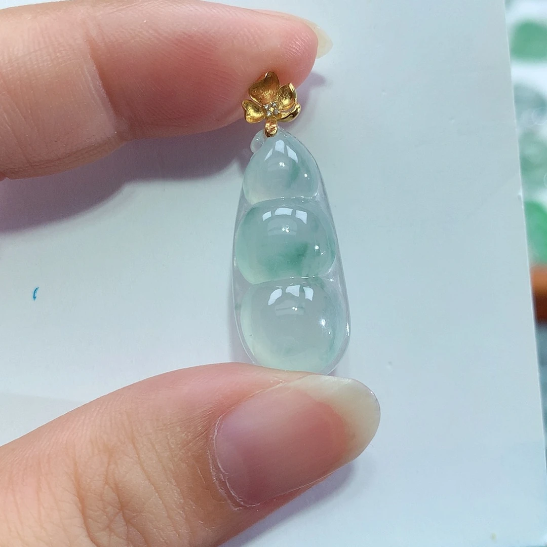 翡翠18K金镶嵌颈饰豆