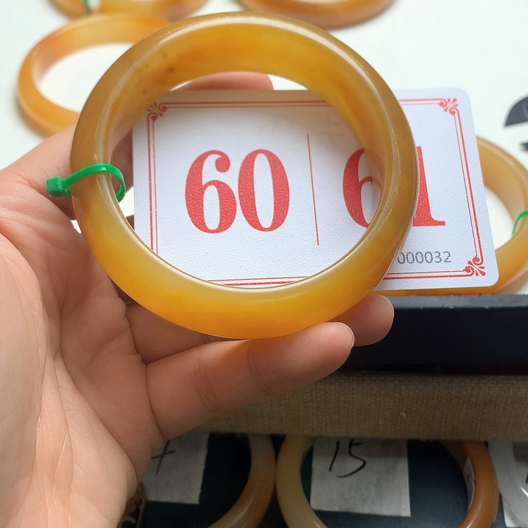 未镶嵌石英质玉（黄龙玉）手镯琼