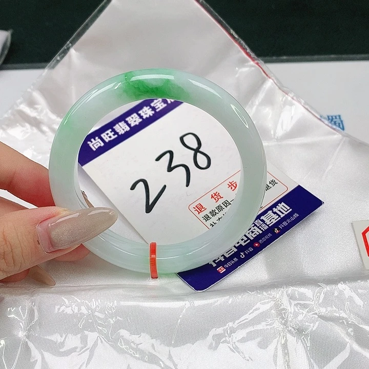 翡翠手镯未镶嵌翡翠12