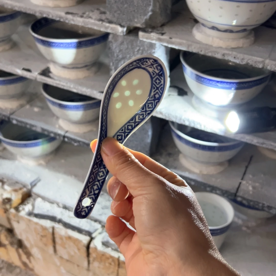 青花玲珑的小饭勺满花