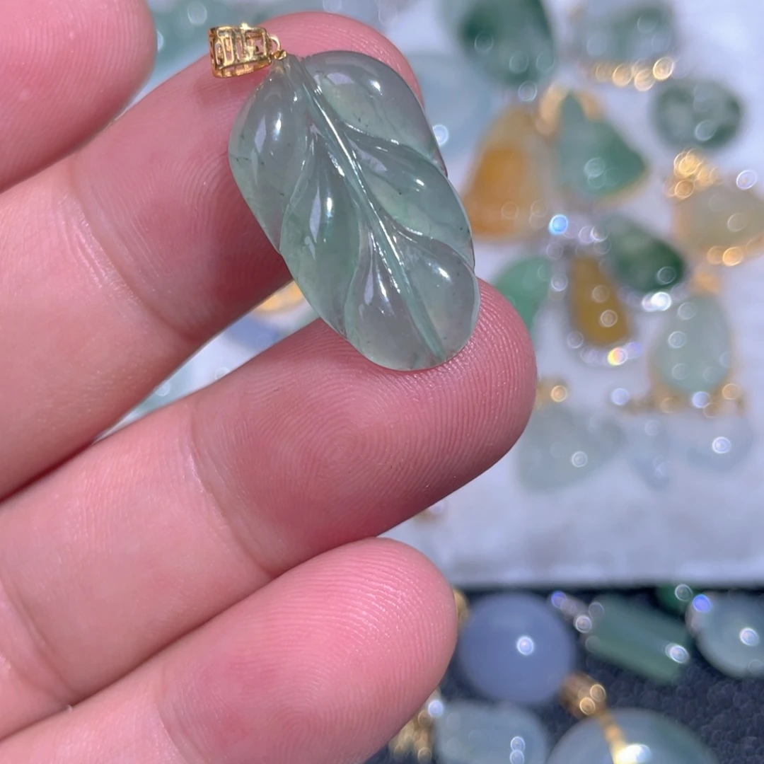颈饰18K金镶嵌翡翠