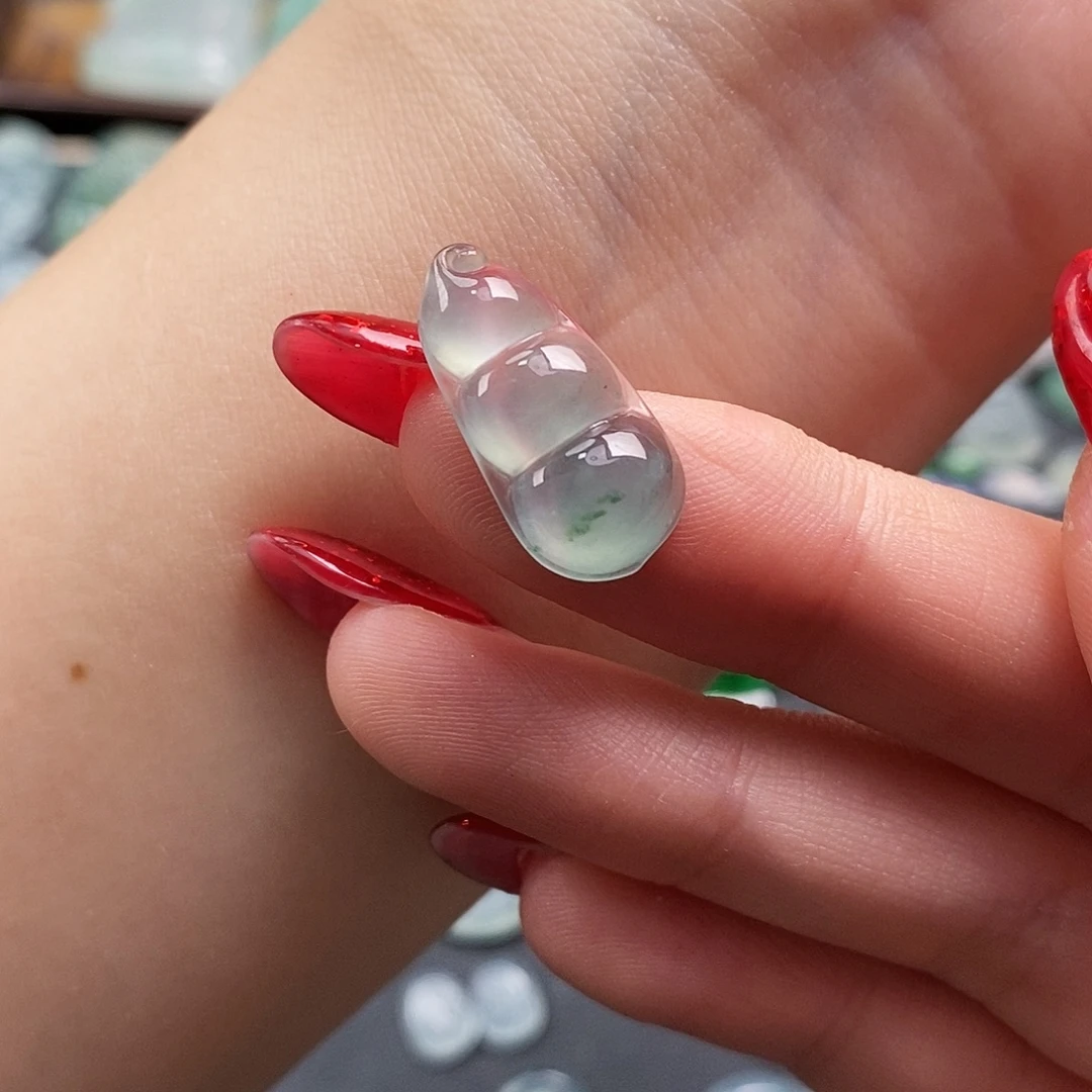 翡翠未镶嵌颈饰福豆