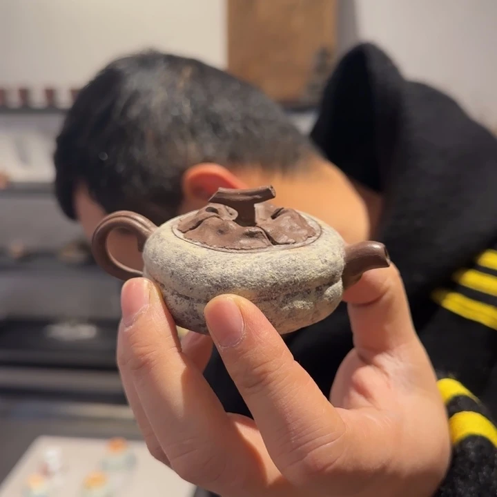 紫砂柿饼壶。