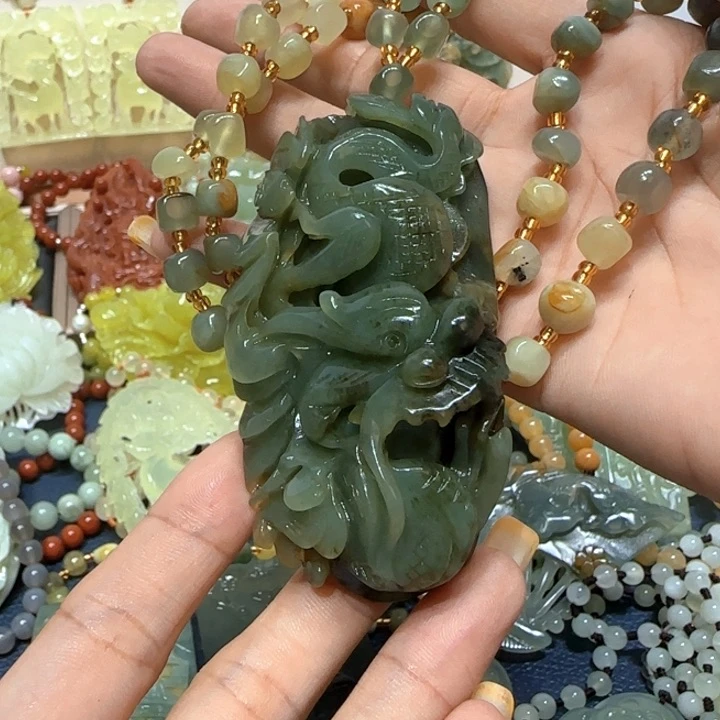 未镶嵌蛇纹石玉吊坠