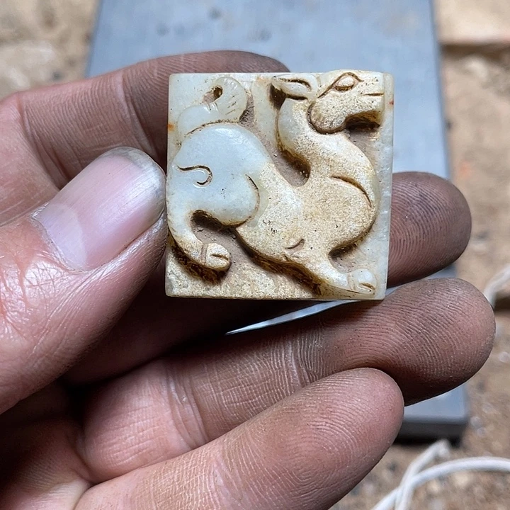 黎***敏和田玉（糖玉）未镶嵌颈饰