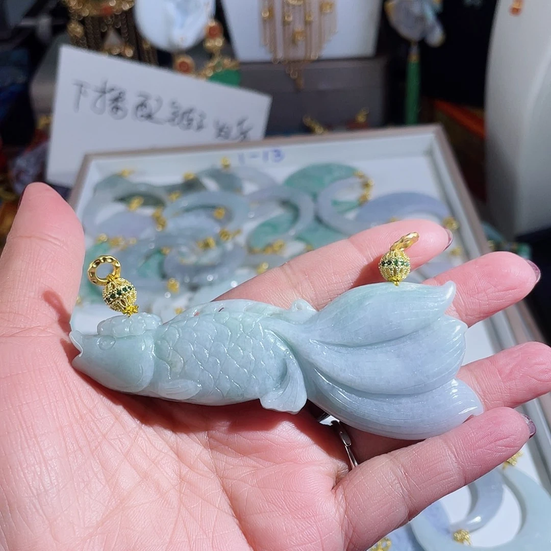 翡翠颈饰未镶嵌大金鱼