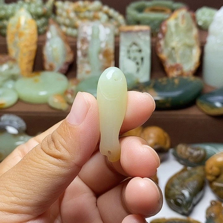 颈饰未镶嵌岫岩老玉（透闪石质玉）