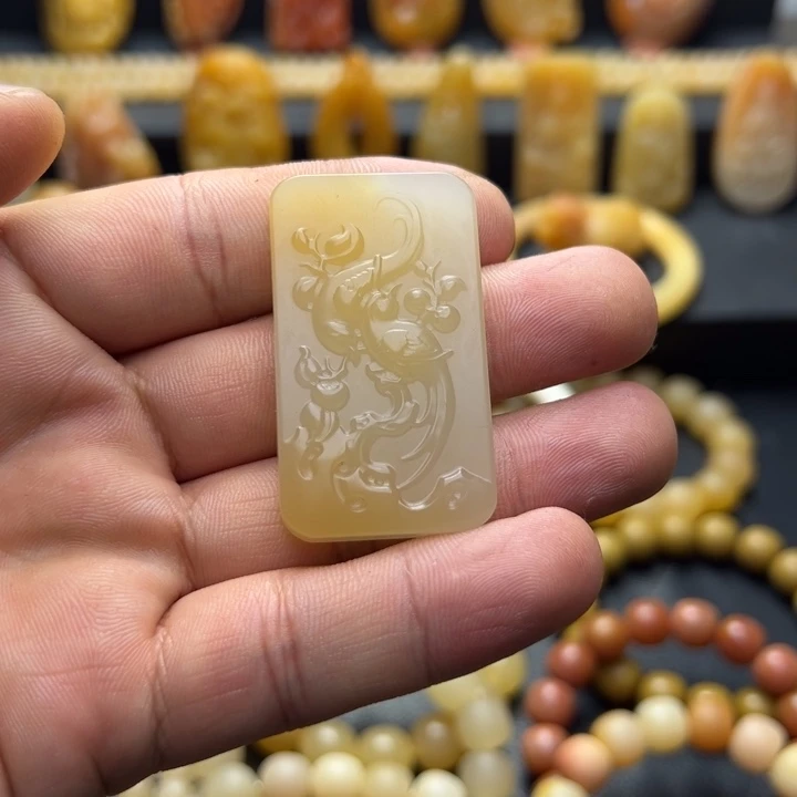 乞***业石英质玉未镶嵌吊坠