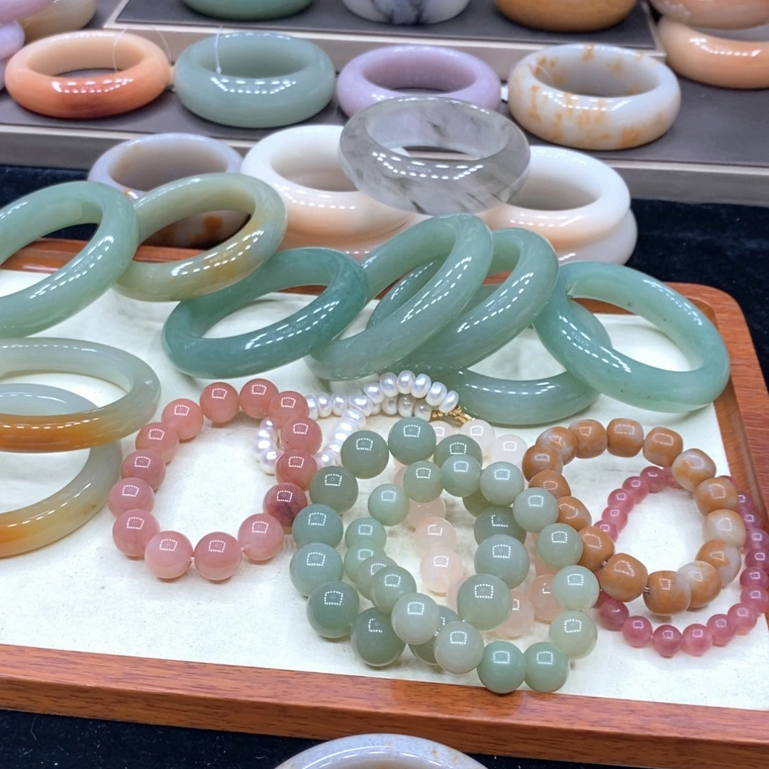 麦***场石英岩玉未镶嵌手镯