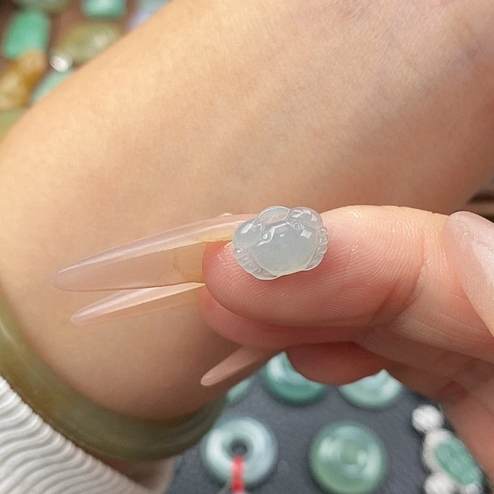 翡翠未镶嵌颈饰螃蟹