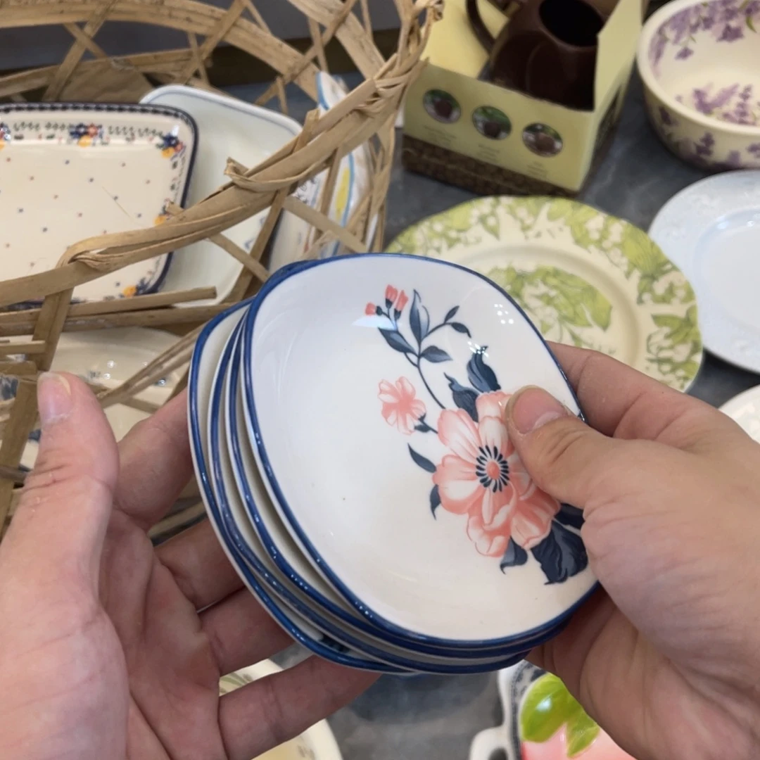 陶瓷微瑕餐具介意勿拍，满18飞！