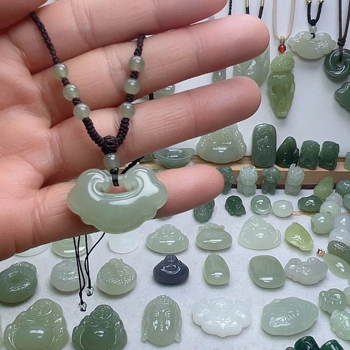 有***人和田玉未镶嵌颈饰