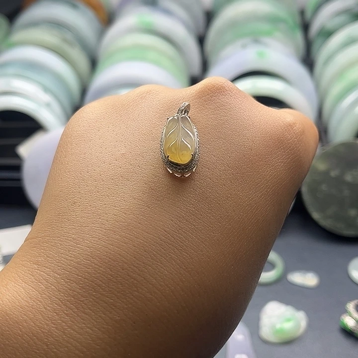 翡翠18K金镶嵌颈饰叶子