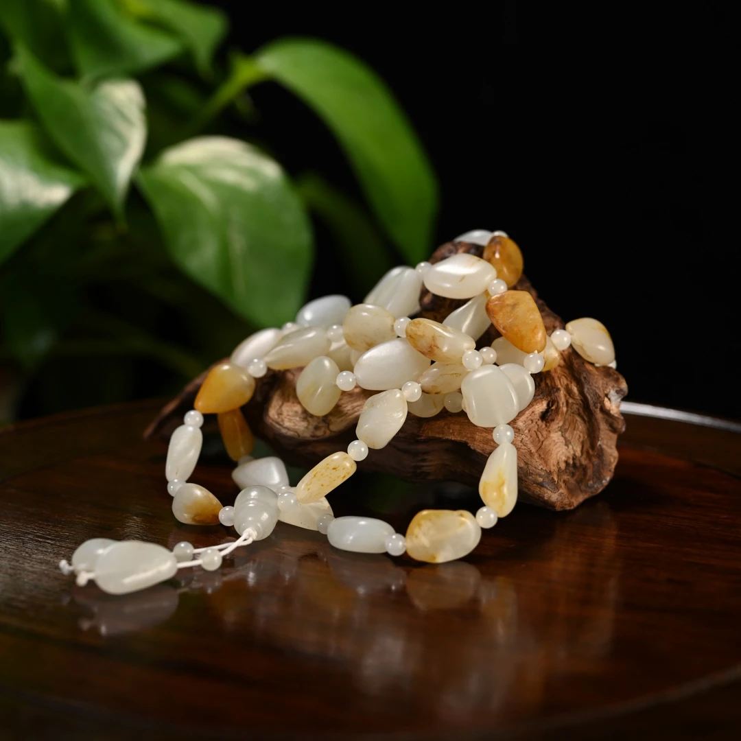 Lot8814 2511250042和田玉原石项链（籽）/保利