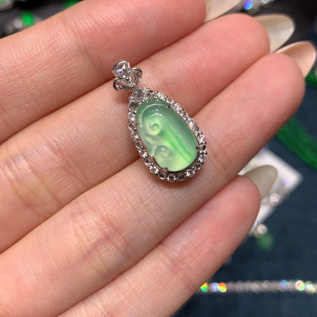 翡翠18K金镶嵌吊坠(赠链)木纳绿如意