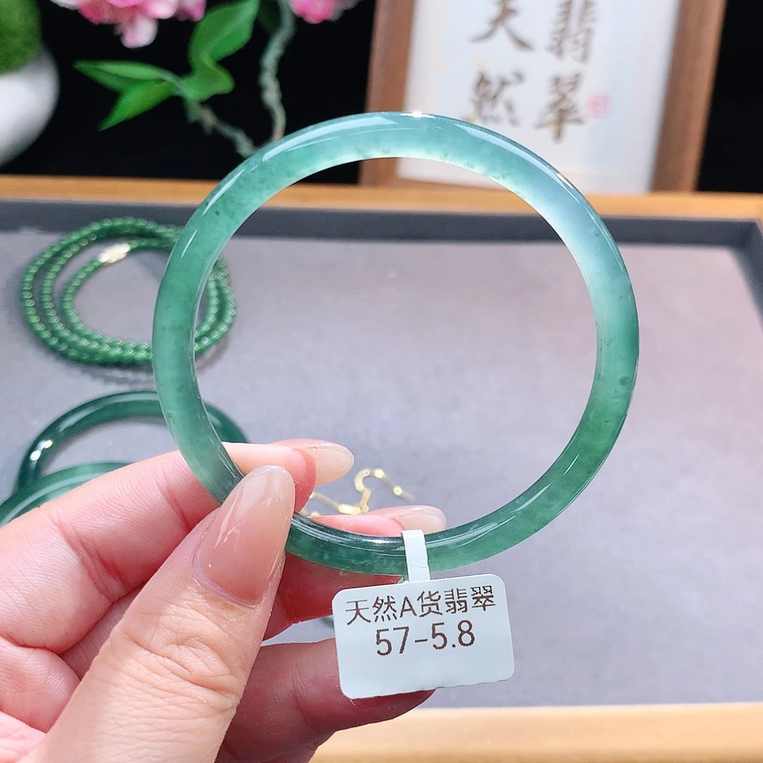 未镶嵌手镯（圆镯）翡翠