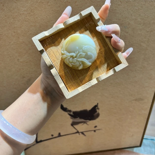 且末糖白荷花鱼吊坠