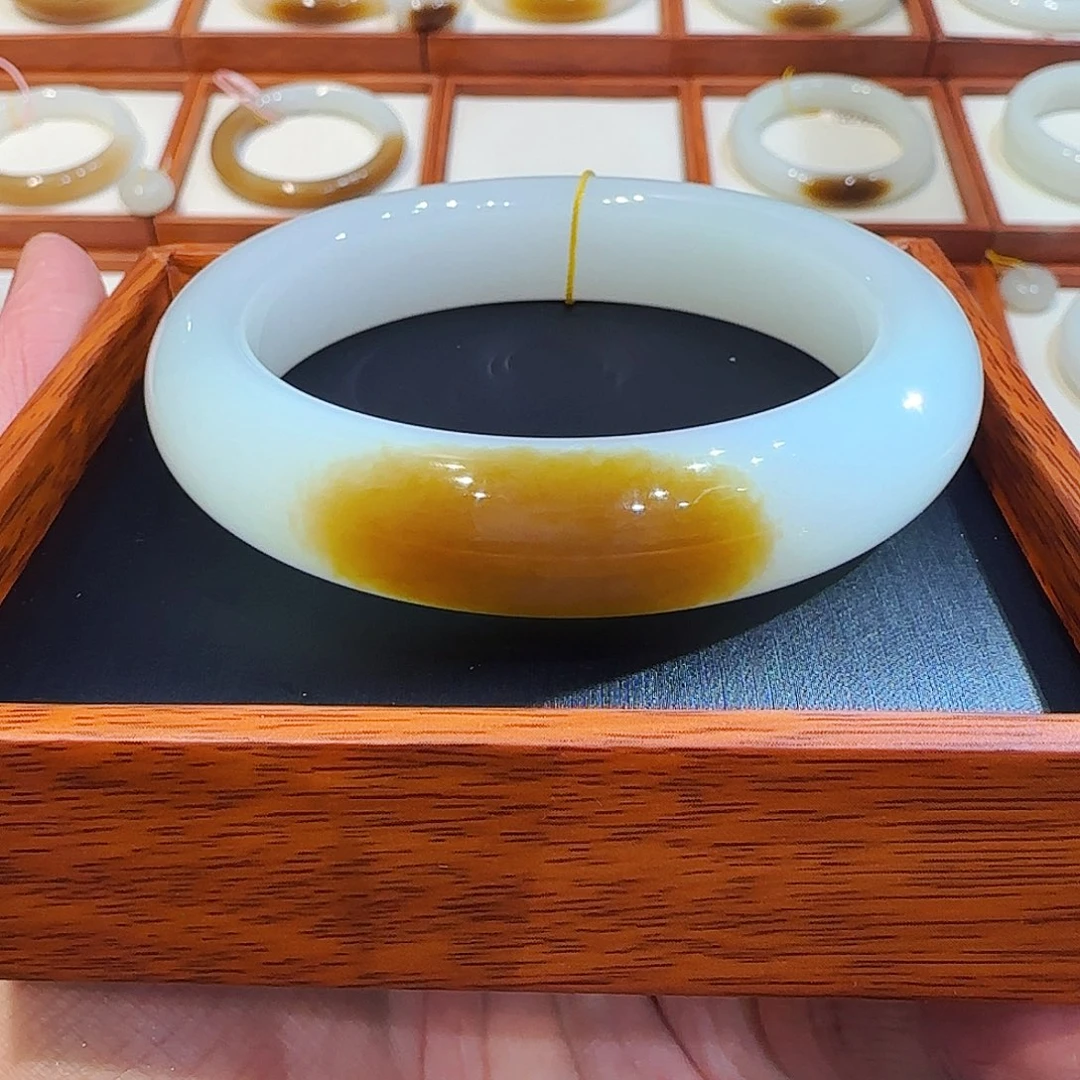 和田玉手镯未镶嵌且末一口老红糖59 60 61